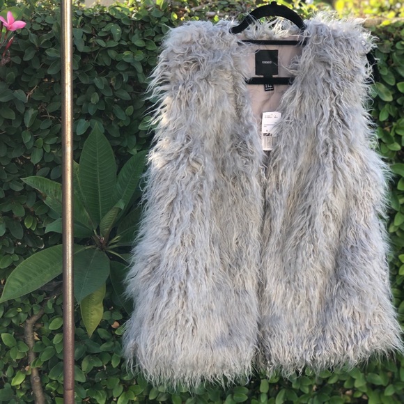 Forever 21 Jackets & Blazers - NEVER BEEN WORN FAUX FUR ✔️